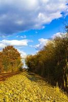 vías de tren a través de la naturaleza hasta el infinito en alemania. foto