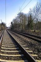 vías de tren a través de la naturaleza hasta el infinito en alemania. foto