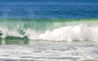 enormes olas de surfistas en la playa puerto escondido méxico. foto