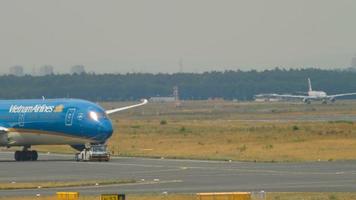 frankfurt am main, tyskland 17 juli 2017 - vietnam airlines boeing 787 dreamliner vn a868 bogsering med traktor från tjänst. fraport, frankfurt, tyskland video