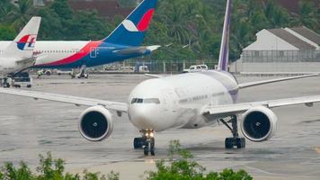 phuket, tailandia 26 de noviembre de 2016 - thai airways boeing 777 hs tkk rodando antes de la salida del aeropuerto de phuket. video