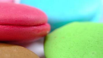 la main choisit un paquet de biscuits sur la table. video