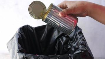 tirar una lata de comida en un cubo de basura video