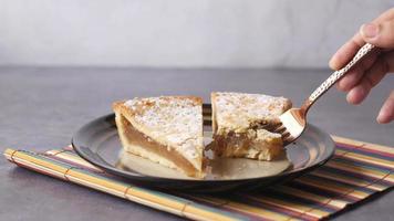 Rebanada de tarta de manzana a medio comer video