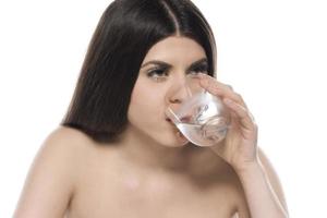 mujer bebiendo agua. aislado sobre fondo blanco foto