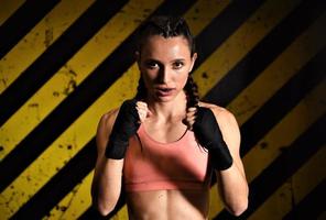 mma mujeres combatiente duro polluelo boxeador puñetazo pose bonita ejercicio formación cruzar atleta foto