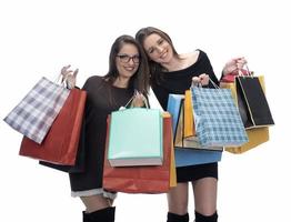 amigos felices con bolsa de compras en un estudio aislado. foto