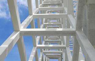 construcción de vigas de acero blanco con fondo de cielo azul foto