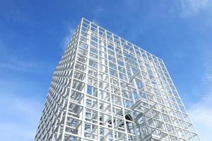 construcción de vigas de acero con fondo de cielo azul foto