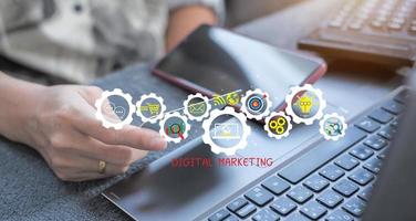 los materiales de marketing digital de concepto anuncian su sitio web, correo electrónico, red social, seo, video, aplicación móvil con íconos y analizan el roi y la estrategia. foto