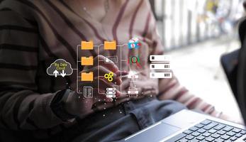 icono de la nube concepto de acceso a grandes datos, conexión de red global, búsqueda de datos, uso de recursos informáticos para realizar transacciones con tecnología de Internet en línea y protección de datos de seguridad cibernética. foto