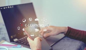 concepto de educación e-learning aprendizaje en línea con seminarios web, tutoriales en video, lecciones en Internet foto