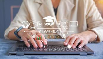 concepto de educación e-learning aprendizaje en línea con seminarios web, tutoriales en video, lecciones en Internet foto