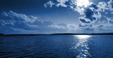 color azul clásico de lago y nubes de tormenta. el concepto de clima tormentoso color de moda 2020 foto