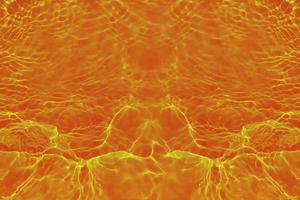 desenfoque borroso transparente color naranja claro agua tranquila textura superficial con salpicaduras y burbujas. fondo de naturaleza abstracta de moda. ondas de agua a la luz del sol con espacio de copia. brillo de acuarela roja foto