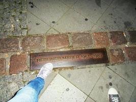 placa de acero en el suelo en berlín foto