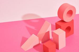 podios geométricos de color rosa abstracto y soportes sobre fondo rosa, maqueta para exhibición de podio o escaparate, foto