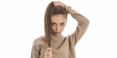 retrato de una hermosa joven morena con cabello saludable. foto