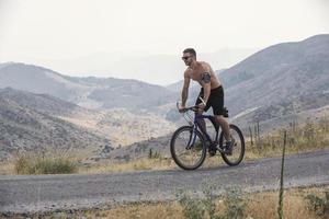 bicicleta de montaña extrema deporte atleta hombre montando al aire libre estilo de vida trailextrema bicicleta de montaña deporte atleta hombre montando al aire libre estilo de vida trail foto