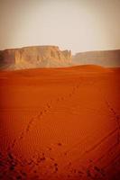 imagen del desierto de arenas rojas ubicado en arabia saudita foto
