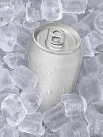 lata de bebida fría, cubea de hielo jugosa. bebida refrescante de verano foto