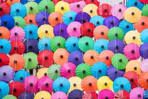 los coloridos paraguas de papel hechos a mano. foto