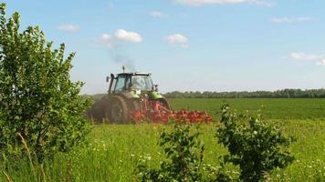 novosibirsk, russie 02 juillet 2022 - tracteur vert travaillant sur le terrain un jour d'été. agro-industrie et machines agricoles