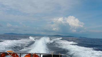 lento movimento, velocità barca vele su il mare. Visualizza a partire dal il indietro di il barca su il onde video