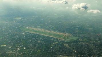 vista da janela do avião. voando em um avião sobre cidades. no quadro no início, o motor da aeronave, então lenta e suavemente sobe para o horizonte acima das nuvens video