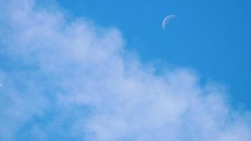 blick auf flugzeug jet liner, luftverschmutzung durch flugzeuge am himmel, weiße dampfspuren bei tag. Passagierflugzeug in Reiseflughöhe mit Kondensstreifen gegen blauen Himmel video