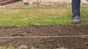 la gente trabaja en el jardín con tierra. preparación de un huerto para el cultivo de cultivos orgánicos video