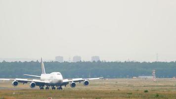 frankfurt am main, alemania 17 de julio de 2017 - lufthansa boeing 747 d abyp 1500 th librea rodando después de aterrizar en 07r. fraport, frankfurt, alemania video