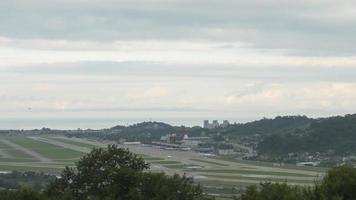 timelapse do tráfego do aeroporto. vista panorâmica geral do aeródromo. nuvens flutuam sobre a cidade video