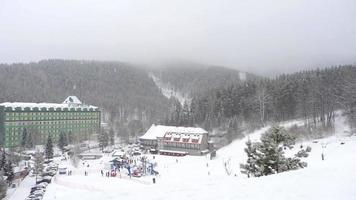 belokurikha, federação russa, 10 de março de 2018 - famoso resort de inverno russo belokurikha, tempo nevado, câmera lenta video