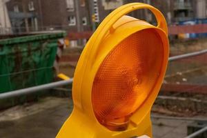 luz de advertencia naranja en un sitio de construcción foto