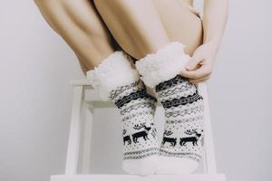 pie femenino en calcetín de lana caliente foto