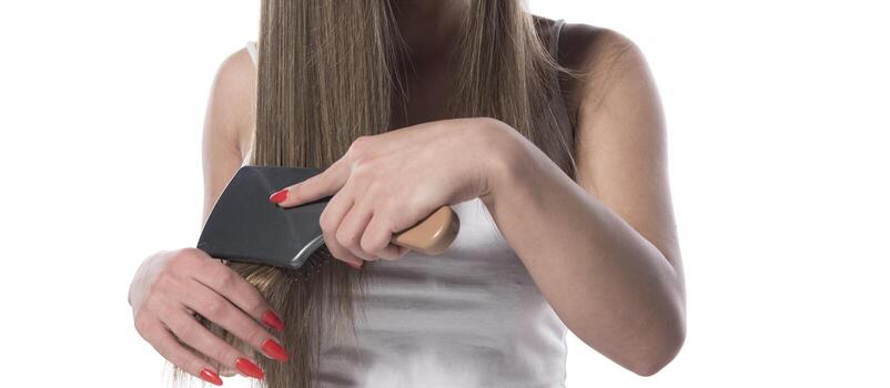 joven hermosa mujer con cabello largo peinándose por la mañana. concepto de cuidado del cabello. foto