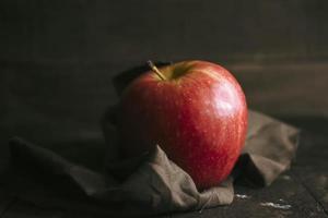 fruta de manzana sobre fondo de madera foto