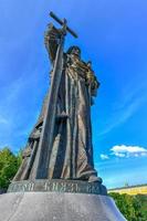 monumento a vladimir el grande en la plaza borovitskaya cerca del kremlin de moscú, rusia, 2022 foto