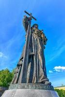 monumento a vladimir el grande en la plaza borovitskaya cerca del kremlin de moscú, rusia, 2022 foto