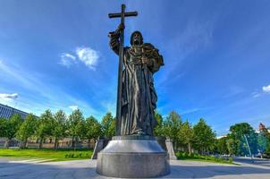 monumento a vladimir el grande en la plaza borovitskaya cerca del kremlin de moscú, rusia, 2022 foto