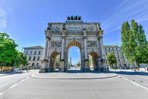 el siegestor en munich, alemania. originalmente dedicado a la gloria del ejército, ahora es un recordatorio de la paz. foto