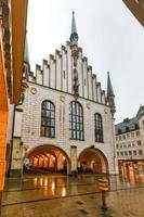 munich, antiguo ayuntamiento con torre, baviera, alemania en un día nublado. foto