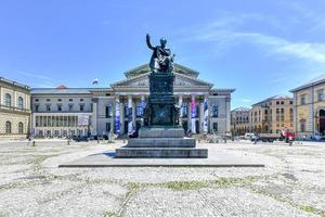 maximilian i joseph en la plaza max-joseph-platz en munich, baviera, alemania. foto