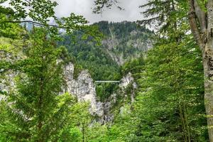 vista del puente de la reina maría en el castillo de neuschwanstein, en los alpes de baviera, alemania foto