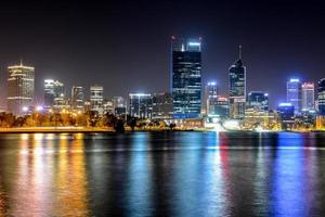 perth, australia, horizonte, reflejado, en, el, cisne, río foto