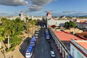 cienfuegos, cuba - 11 de enero de 2017 - palacio del gobernador a lo largo de la plaza de armas en cienfuegos, cuba. foto