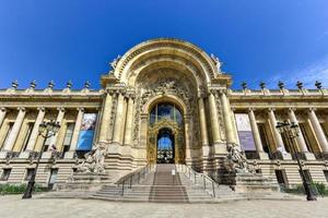 el petit palais es un museo de arte en el distrito 8 de parís, francia. foto