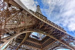 la icónica torre eiffel en parís, francia. foto