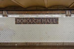 ciudad de nueva york - 27 de abril de 2018 - estación de metro borough hall en el metro de nyc en brooklyn, nueva york foto